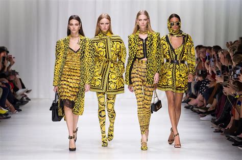 versace e la cina|Versace, Coach e Givenchy si scusano con la Cina .